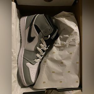 Air Jordan 1 Mid Light Smoke Grey